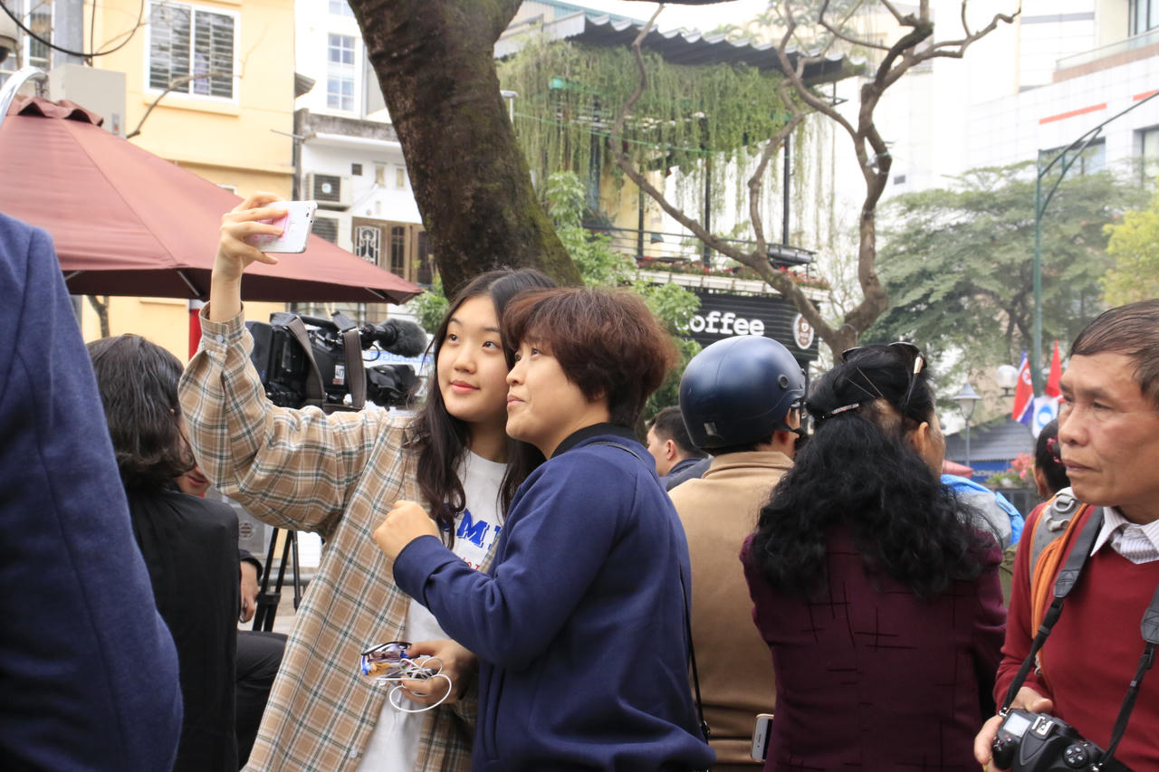 Hình ảnh lay động lòng du khách của người Việt dịp Thượng đỉnh Triều - Mỹ